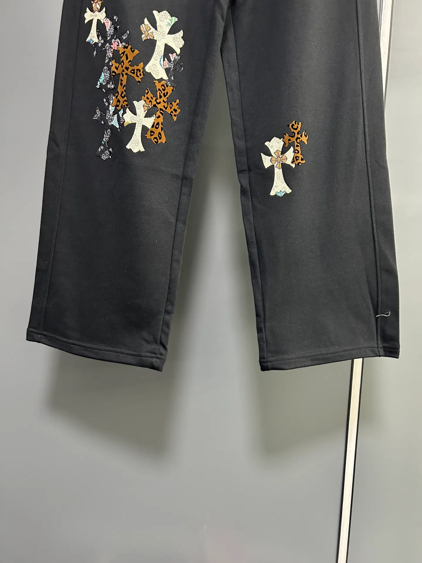 P220 Chrome Hearts 25 new colorful cross-mark loose straight trousers 2025 autumn and winter new embroidered elastic band casual trousers, customized fabrics at the counter. Made of 400g high-version terry fabric, with high breathability and comfort, impeccable details, no pilling and no deformation, brand element design concept, reflecting high quality. It feels delicate and soft! It presents casual tailoring, the same style for men and women, and the upper body shape is awesome! Size: S M L XL Color: Black